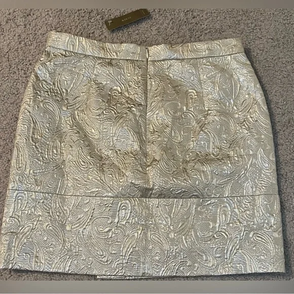 J. Crew - "Origami" Champagne Matelasse
Pattern Wrap Mini Skirt Women's - Size 2 - Picture 6 of 9